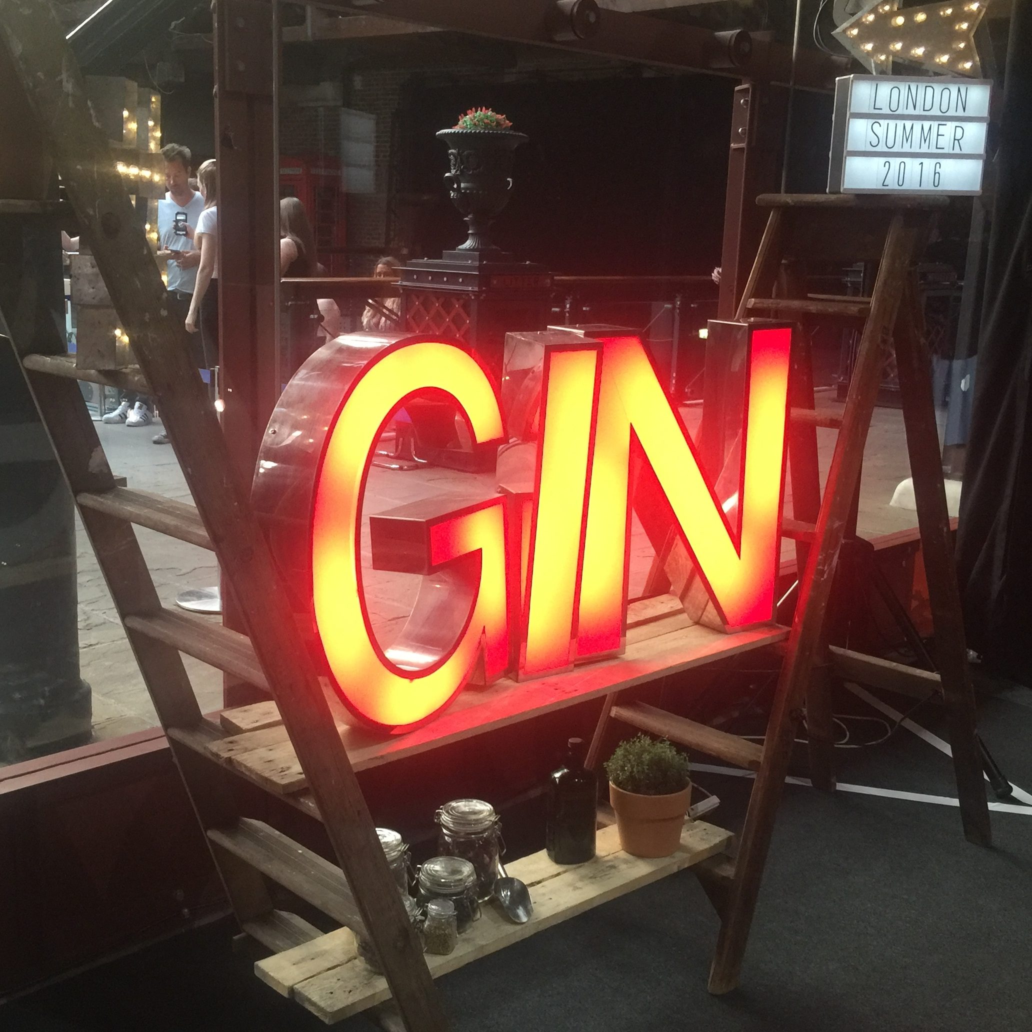 photo of gin sign